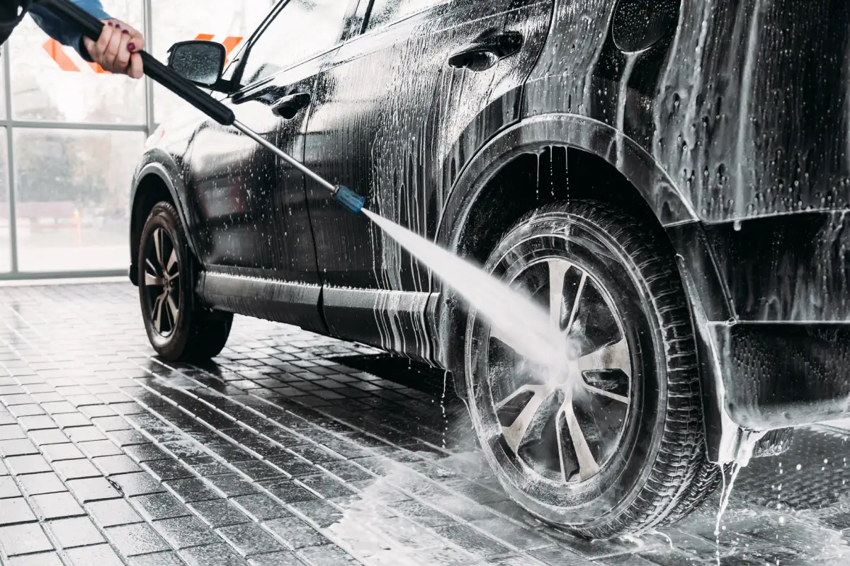 Nettoyage de voiture avec jet haute pression